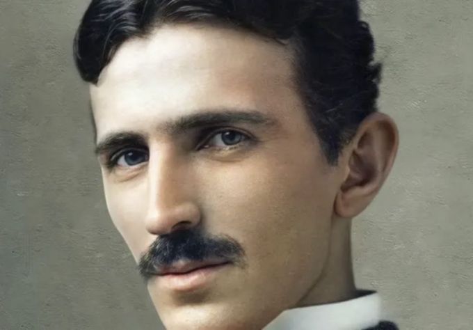 TESLA IZMEĐU REALNOSTI I ASOCIJALNE FANTAZIJE